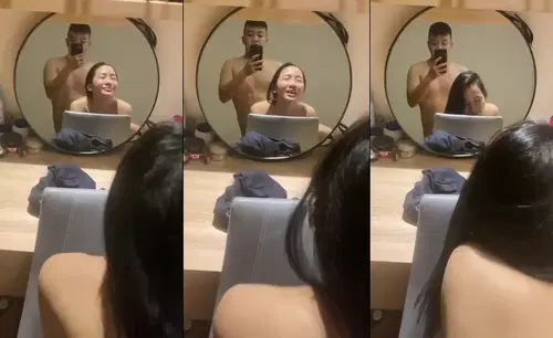 Với vẻ mặt thỏa mãn em cong mông cho anh doggy trước gương